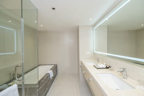 Premier Room | Bathroom | Shower, free toiletries, hair dryer, bathrobes