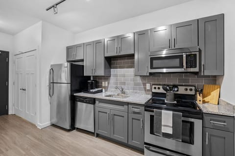 Apartment, 1 Bedroom (511) | Private kitchen | Fridge, microwave, oven, stovetop