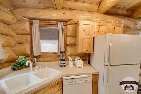 Cabin, 2 Bedrooms | Private kitchen | Fridge, oven, coffee/tea maker