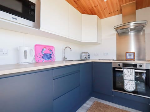 Cottage | Private kitchen | Fridge, electric kettle, toaster, cookware/dishes/utensils