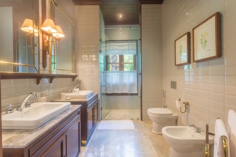 Junior Suite | Bathroom | Hair dryer, bathrobes, bidet, towels