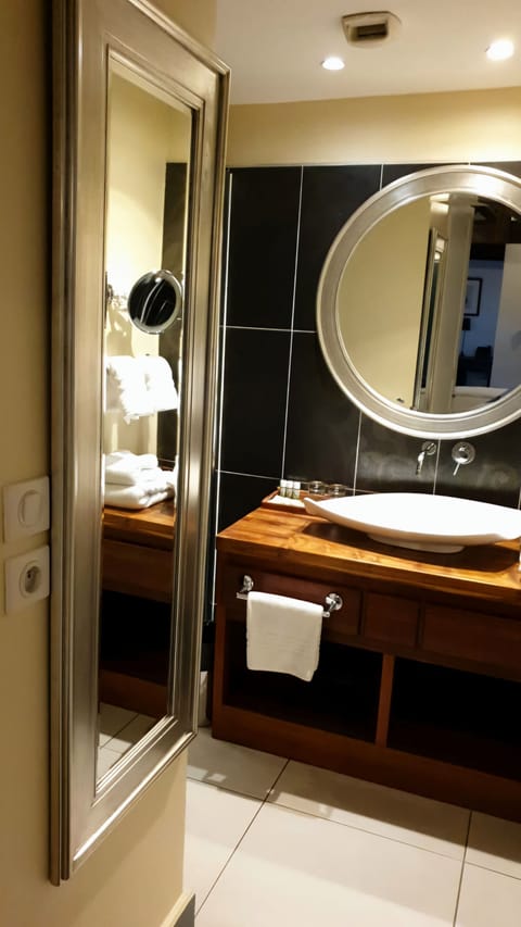 Deluxe Triple Room | Bathroom | Shower, rainfall showerhead, free toiletries, bathrobes