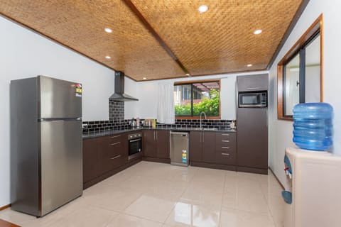 Comfort Villa | Private kitchen | Full-size fridge, microwave, oven, stovetop