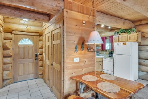 Cabin, 2 Bedrooms | Private kitchen | Fridge, oven, coffee/tea maker