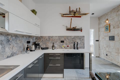 Coffee/tea maker, electric kettle