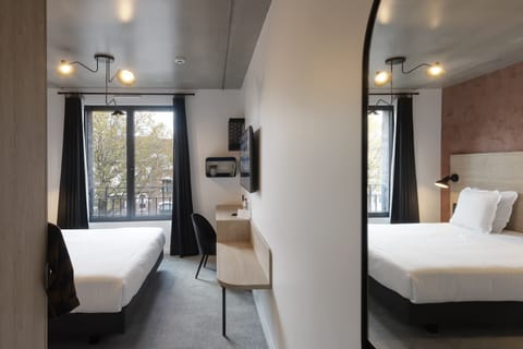 Desk, laptop workspace, soundproofing, free WiFi