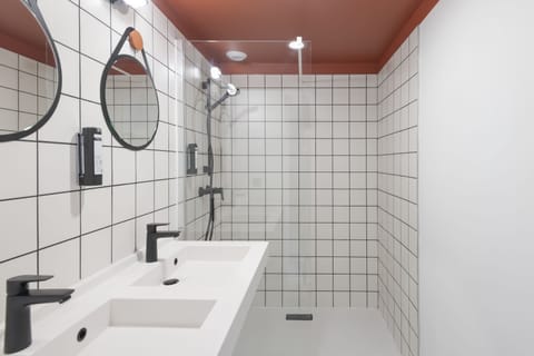 Luxury Room | Bathroom | Shower, free toiletries, hair dryer, towels