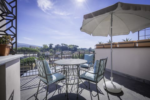 Deluxe Apartment | Balcony