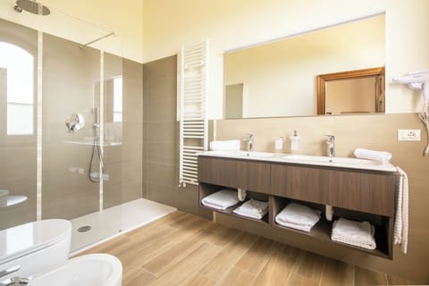 Quadruple Room | Bathroom | Shower, rainfall showerhead, hair dryer, bidet