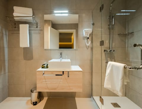 Standard Room | Bathroom | Shower, designer toiletries, hair dryer, bathrobes