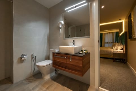 Standard Room | Bathroom | Shower, designer toiletries, hair dryer, bathrobes