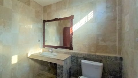 Deluxe Double Room | Bathroom | Shower, bidet, towels, soap