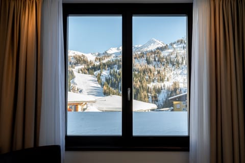 Deluxe Studio | Free minibar, in-room safe, desk, blackout drapes