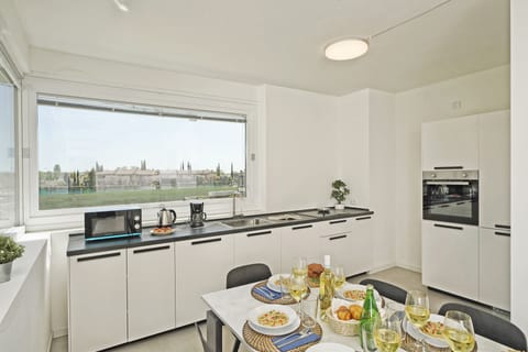 Business Apartment | Private kitchen | Fridge, microwave, oven, dishwasher