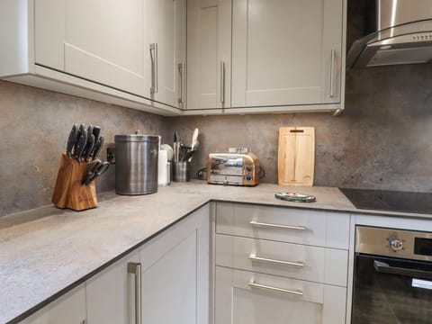 Cottage | Private kitchen | Fridge, dishwasher, electric kettle, toaster