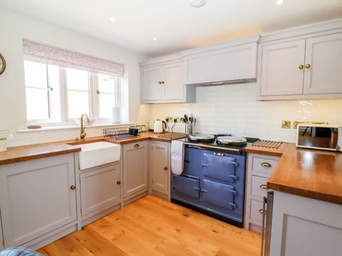 Cottage | Private kitchen | Fridge, dishwasher, electric kettle, toaster