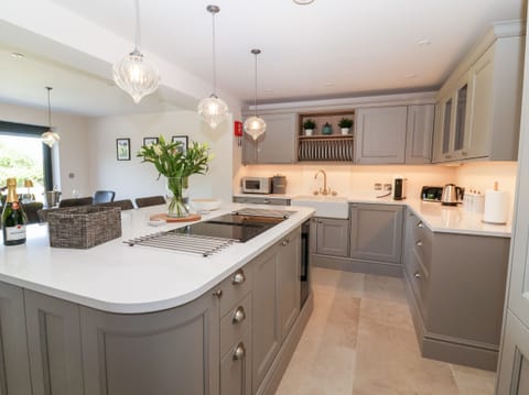 Cottage | Private kitchen | Fridge, dishwasher, electric kettle, toaster