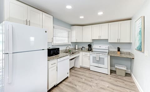 Deluxe Studio Suite | Private kitchen | Full-size fridge, microwave, oven, stovetop