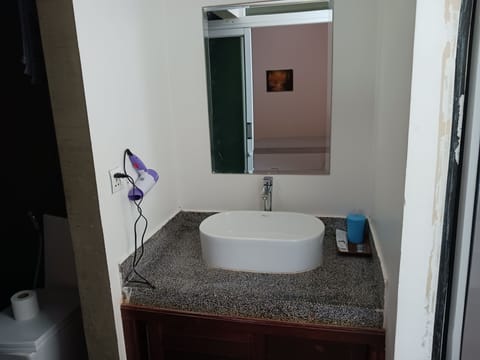 Standard Twin Room | Bathroom | Free toiletries, hair dryer, bidet, towels