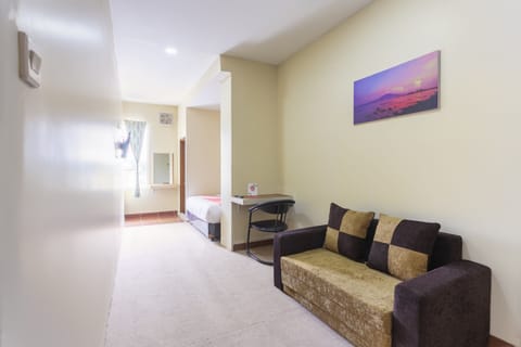 Suite | Living area | 32-inch flat-screen TV with cable channels, TV