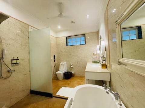 Ocean View Room | Bathroom | Combined shower/tub, rainfall showerhead, free toiletries, hair dryer