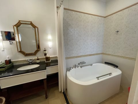 Family Room | Bathroom | Combined shower/tub, rainfall showerhead, free toiletries, hair dryer