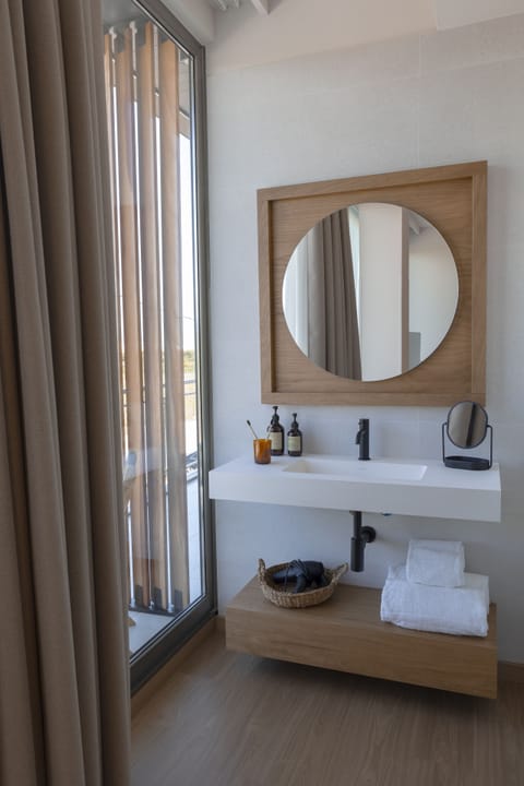 Abeiro Deluxe Room | Bathroom | Free toiletries, hair dryer, towels, soap