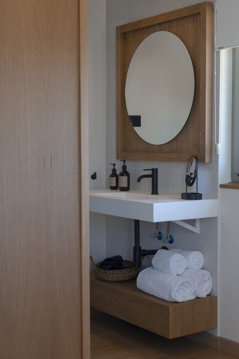 Solpor Deluxe Room | Bathroom | Free toiletries, hair dryer, towels, soap