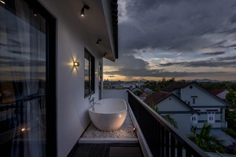 Deep soaking bathtub