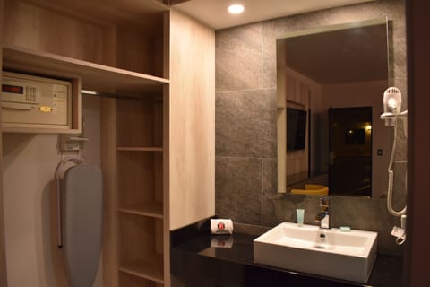 Superior Room | Bathroom | Shower, free toiletries, hair dryer, towels