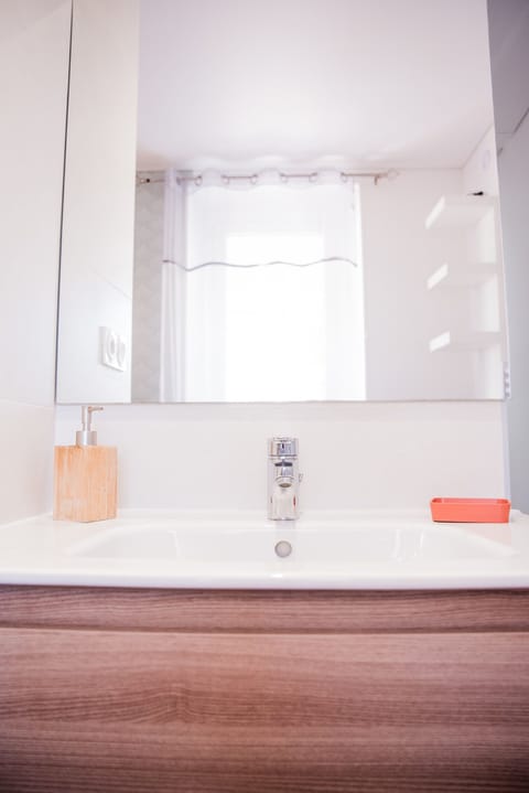 Chambre Rouge (Toilette et salle de bain privée) | Bathroom | Shower, rainfall showerhead, hair dryer, bathrobes