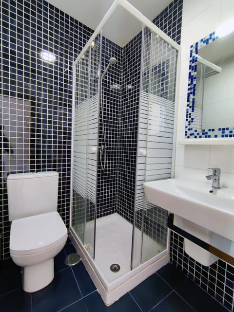 Standard Twin Room | Bathroom | Deep soaking tub, hair dryer