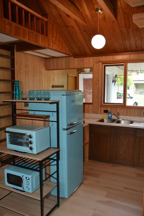 Classic Cabin | Private kitchenette | Fridge, microwave, stovetop, cookware/dishes/utensils