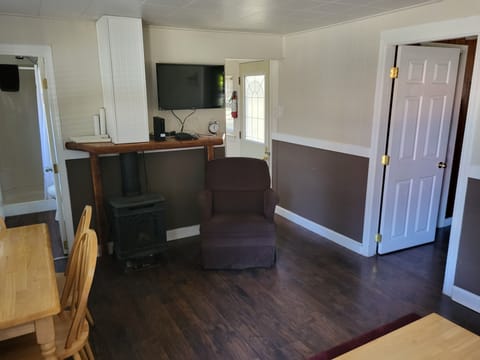 1 Bedroom Cottage | Living area | 50-inch flat-screen TV with cable channels, TV, Netflix