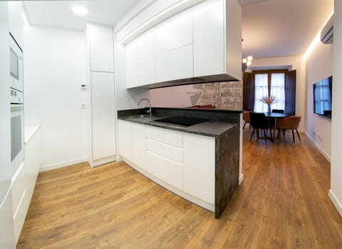 Family Apartment | Private kitchen | Full-size fridge, microwave, oven, stovetop