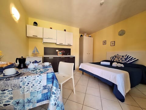 Standard Studio, Kitchen, Garden View | Free WiFi, bed sheets