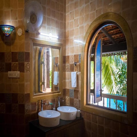 Deluxe Double Room | Bathroom | Shower, towels