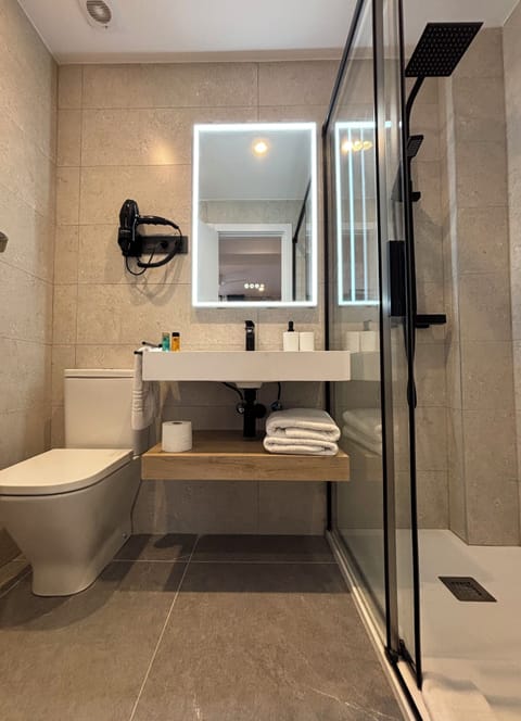 Exclusive Studio | Bathroom | Shower, rainfall showerhead