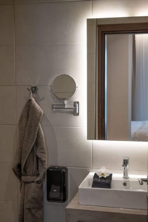 Family Room | Bathroom | Shower, rainfall showerhead, eco-friendly toiletries, hair dryer