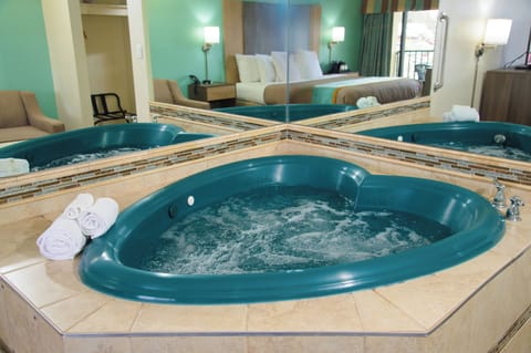 Grand Suite, 1 Bedroom, River View (Hot tub) | Iron/ironing board, free WiFi, bed sheets