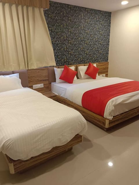 Deluxe Triple Room | Desk, free WiFi