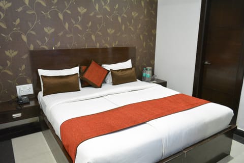 Deluxe Room | Desk, rollaway beds, free WiFi, bed sheets