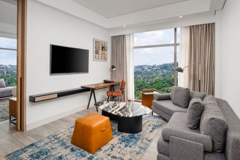 Executive Suite, 1 King Bed, City View | Lounge | 2 bars/lounges