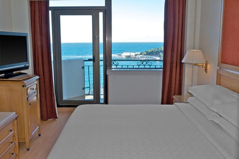 Junior Suite, 1 Queen Bed, Non Smoking, Sea View (Balcony) | Minibar, in-room safe, desk, iron/ironing board