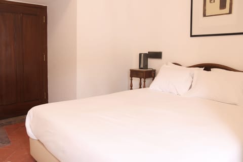 Basic Double or Twin Room | Iron/ironing board, free WiFi