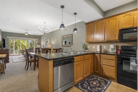 Condo, Multiple Beds, Jetted Tub, Garden View | Private kitchen | Fridge, microwave, oven, stovetop