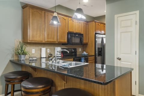 Condo, Multiple Beds, Jetted Tub, Garden View | Private kitchen | Fridge, microwave, oven, stovetop