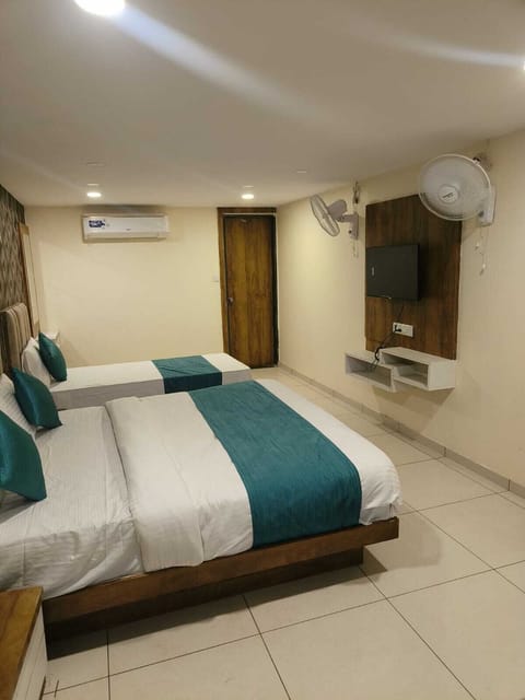 Deluxe Triple Room | Desk, free WiFi, bed sheets