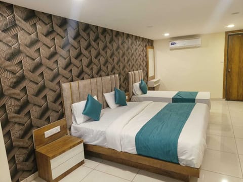 Deluxe Triple Room | Desk, free WiFi, bed sheets