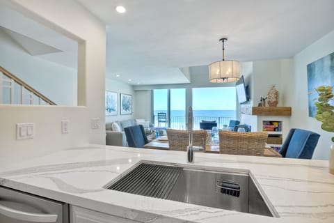 Condo, Multiple Beds, Balcony, Ocean View | Private kitchen | Fridge, microwave, oven, stovetop